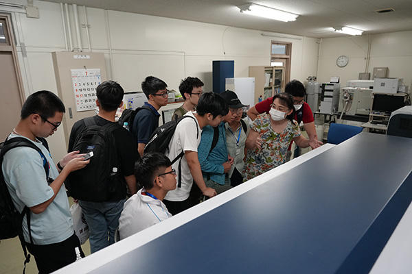 装置見学（総合解析センター）